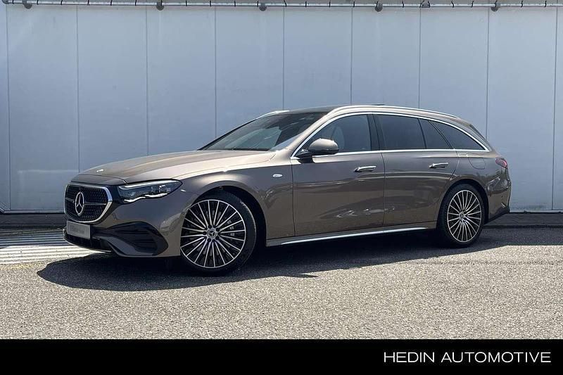 Bruin Nieuw 2025 Mercedes E300 Sport Edition Stationwagen | € 94.000 - Afbeelding 1/4