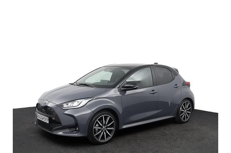 Grijs Nieuw 2025 Toyota Yaris Hybrid Sport Hatchback | € 37.795 (Eerlijke prijs) - Afbeelding 1/1