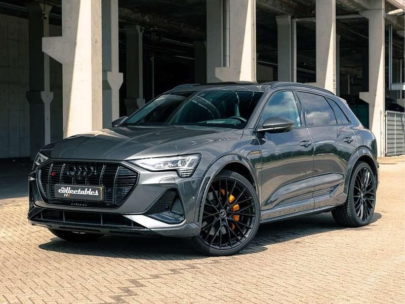 Grijs, metallic lak Gebruikt 2023 Audi e-tron S-Line SUV | € 49.995 - Afbeelding 1/4