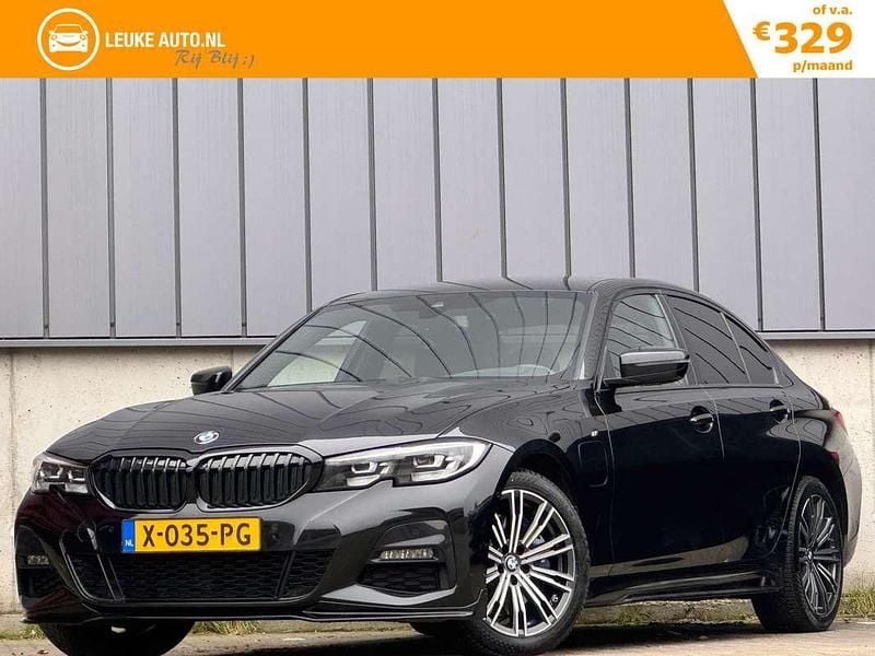 Zwart (metallic) Occasion 2020 BMW 330e M Sport Sedan | € 26.930 (Goede deal) - Afbeelding 1/4