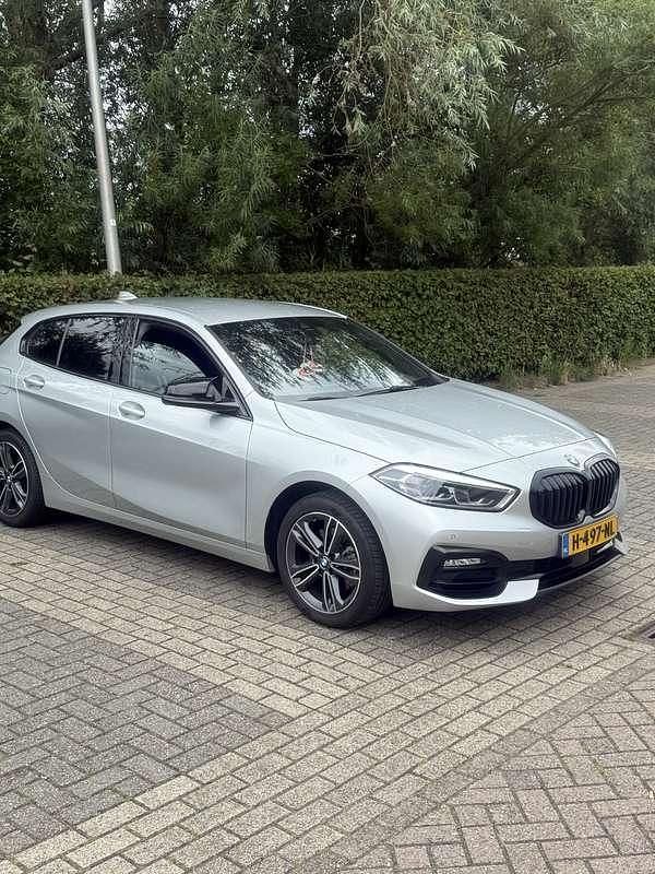 Grijs Gebruikt 2020 BMW 118 Executive Hatchback | € 23.000 (Eerlijke prijs) - Afbeelding 1/4
