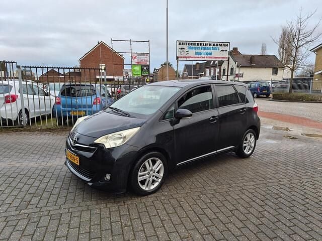 Zwart Occasion 2011 Toyota Verso-S MPV | € 7.495 (Eerlijke prijs) - Afbeelding 1/4