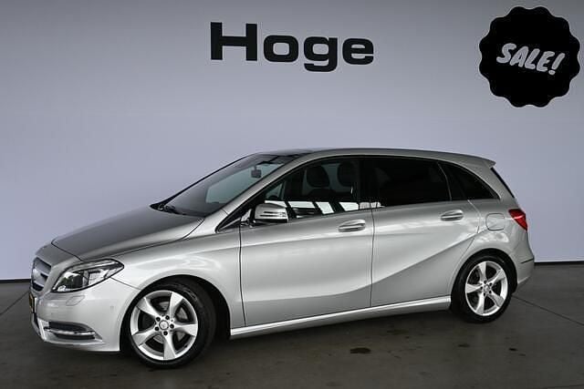 Grijs, metallic lak Gebruikt 2013 Mercedes B200 Prestige MPV | € 8.440 (Goede deal) - Afbeelding 1/4