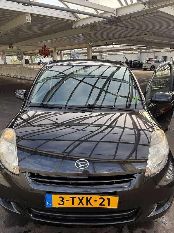 Zwart Gebruikt 2008 Daihatsu Sirion Hatchback | € 2.200 (Goede deal) - Afbeelding 1/4