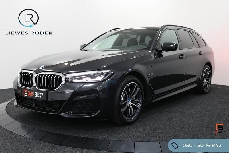 Zwart Gebruikt 2024 BMW 530e M Sport Stationwagen | € 49.950 (Eerlijke prijs) - Afbeelding 1/4