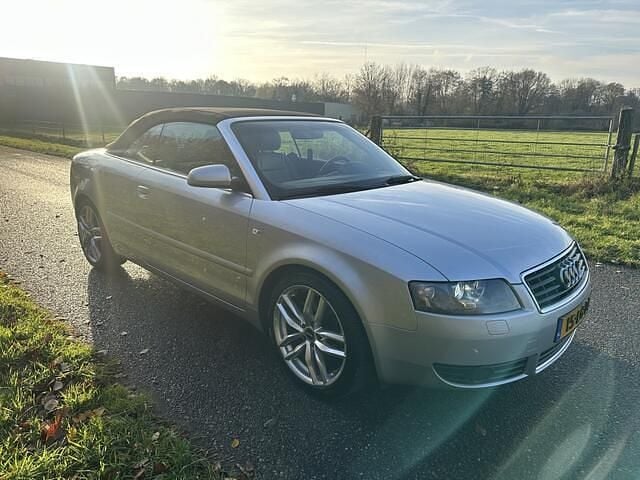 Grijs (metallic) Gebruikt 2003 Audi A4 Cabriolet Exclusive Cabriolet | € 5.950 (Duur) - Afbeelding 1/4