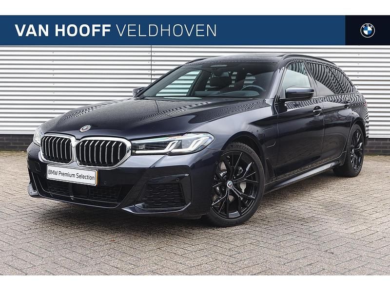 Zwart Occasion 2023 BMW 530e Executive Stationwagen | € 48.950 (Duur) - Afbeelding 1/4