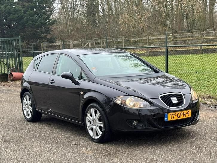 Zwart Occasion 2008 Seat Leon Hatchback | € 1.950 (Super prijs) - Afbeelding 1/4