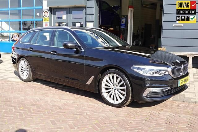 Zwart Gebruikt 2018 BMW 520 Executive Stationwagen | € 27.950 (Iets duurder) - Afbeelding 1/4