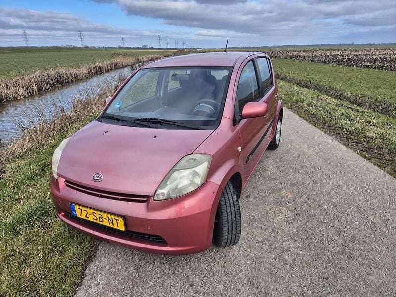 Occasion Daihatsu Sirion 69 PK (50 kW) 2005 Rood Hatchback