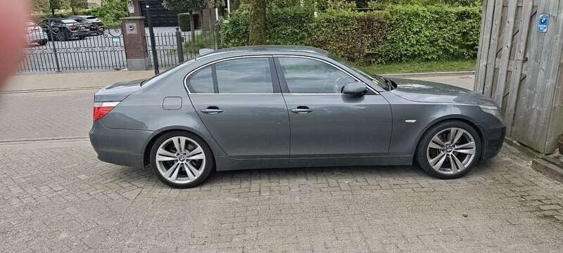 Grijs Gebruikt 2006 BMW 525 Executive Sedan | € 5.250 (Eerlijke prijs) - Afbeelding 1/3