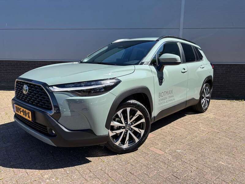 Groen Nieuw 2025 Toyota Corolla Cross Style SUV | € 45.980 (Iets duurder) - Afbeelding 1/4