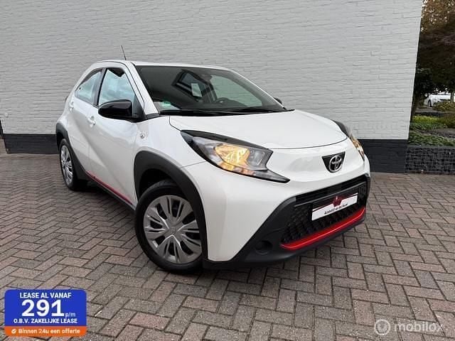 Wit Gebruikt 2023 Toyota Aygo X Play SUV | € 17.995 - Afbeelding 1/4