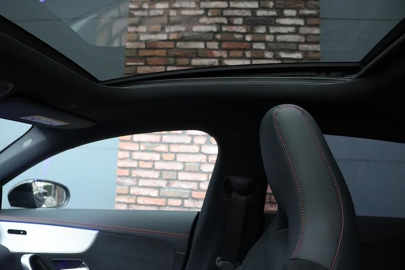 Occasion Mercedes CLA250e Shooting Brake AMG line 218 PK (160 kW) 2024 Blauw Stationwagen