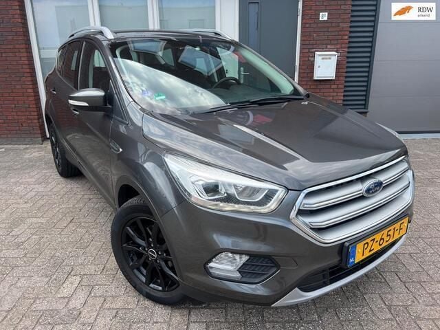 Grijs, metallic lak Gebruikt 2017 Ford Kuga Trend SUV | € 10.999 (Super prijs) - Afbeelding 1/4