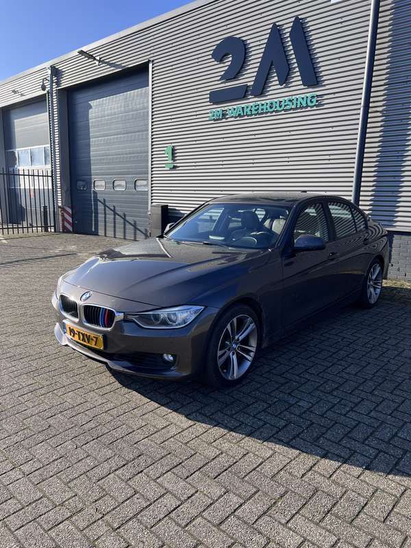 Bruin Gebruikt 2012 BMW 320 Executive Sedan | € 9.000 (Eerlijke prijs) - Afbeelding 1/4