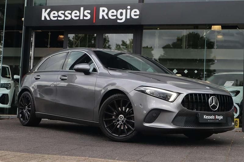 Grijs Gebruikt 2019 Mercedes A180 Progressive Hatchback | € 24.950 (Eerlijke prijs) - Afbeelding 1/4