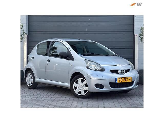 Grijs Gebruikt 2011 Toyota Aygo Hatchback | € 2.475 (Eerlijke prijs) - Afbeelding 1/4