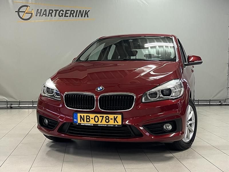 Rood Gebruikt 2017 BMW 218 Executive Stationwagen | € 16.925 (Super prijs) - Afbeelding 1/3