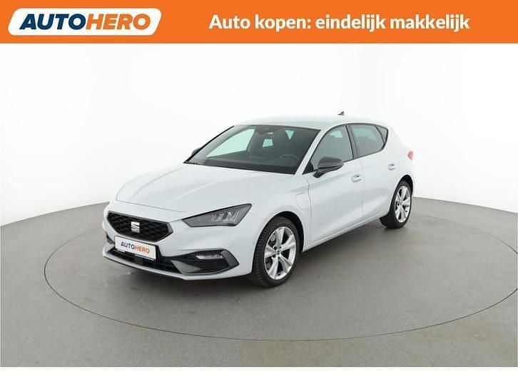 Wit (metallic) Occasion 2020 Seat Leon FR Hatchback | € 18.249 (Goede deal) - Afbeelding 1/4