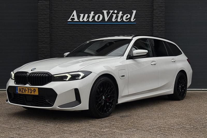 Wit Gebruikt 2023 BMW 330e M Sport Stationwagen | € 44.945 (Eerlijke prijs) - Afbeelding 1/4