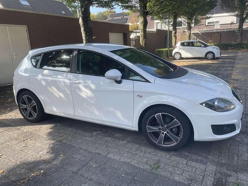 Occasion Seat Leon 105 PK (77 kW) 2010 Wit MPV