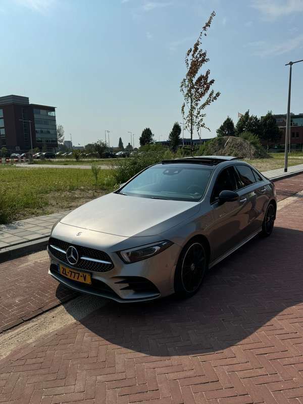 Grijs Gebruikt 2019 Mercedes A180 Edition Sedan | € 23.500 (Duur) - Afbeelding 1/4