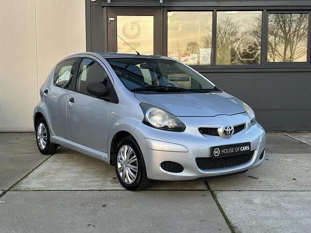 Grijs (metallic) Gebruikt 2009 Toyota Aygo Hatchback | € 2.450 (Goede deal) - Afbeelding 1/4