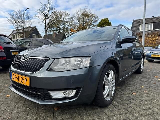 Grijs (metallic) Gebruikt 2015 Skoda Octavia Ambition Stationwagen | € 5.699 (Goede deal) - Afbeelding 1/4