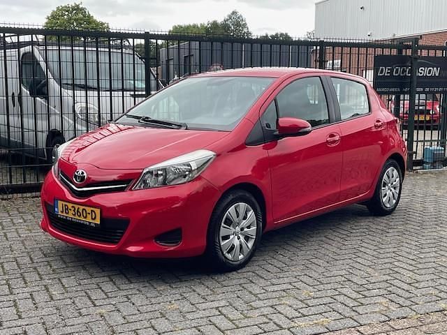 Rood Gebruikt 2014 Toyota Yaris Comfort Hatchback | € 5.695 (Eerlijke prijs) - Afbeelding 1/4