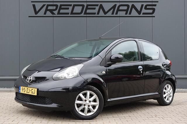 Zwart, metallic lak Gebruikt 2008 Toyota Aygo Hatchback | € 2.250 (Eerlijke prijs) - Afbeelding 1/4