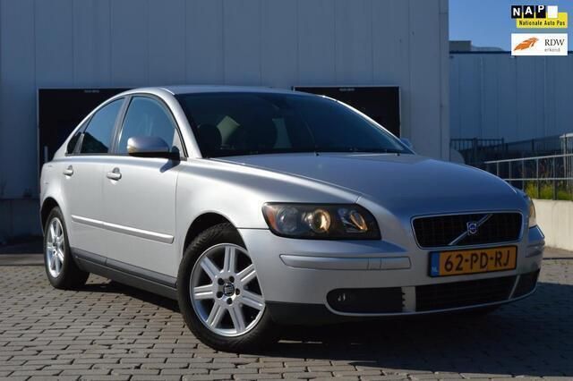 Grijs Occasion 2004 Volvo S40 Sedan | € 1.995 (Eerlijke prijs) - Afbeelding 1/4