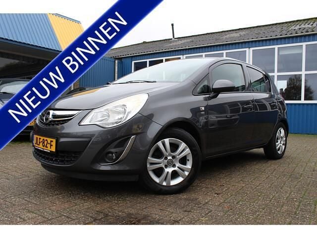 Grijs (metallic) Gebruikt 2011 Opel Corsa Satellite Hatchback | € 4.444 (Eerlijke prijs) - Afbeelding 1/4