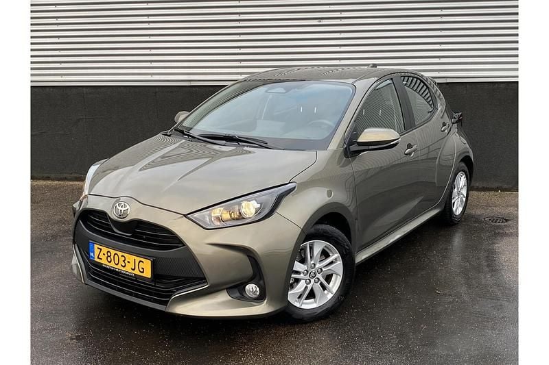 Groen Gebruikt 2024 Toyota Yaris Hybrid Active Hatchback | € 24.248 (Eerlijke prijs) - Afbeelding 1/1