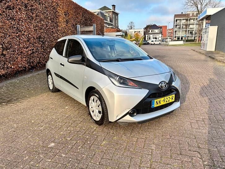 Grijs Occasion 2017 Toyota Aygo Hatchback | € 7.999 (Goede deal) - Afbeelding 1/4