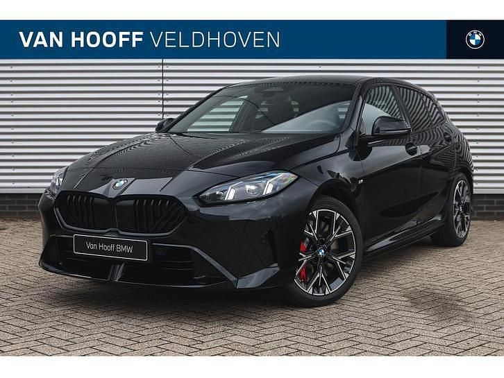 Zwart Nieuw 2025 BMW 120 Comfort Edition Hatchback | € 52.293 (Eerlijke prijs) - Afbeelding 1/4