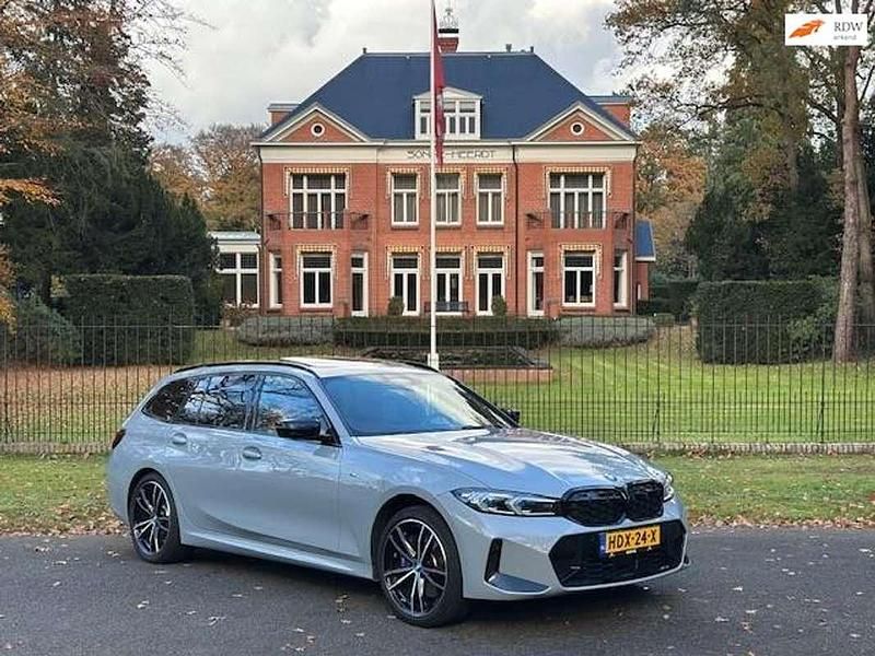 Grijs Gebruikt 2023 BMW 330e M Sport Stationwagen | € 46.750 (Eerlijke prijs) - Afbeelding 1/4
