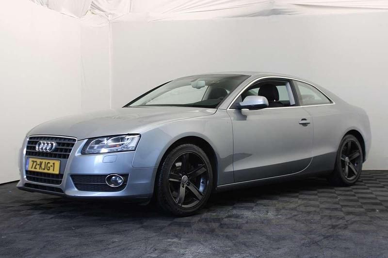 Grijs, metallic lak Gebruikt 2010 Audi A5 Proline Coupé | € 6.999 (Goede deal) - Afbeelding 1/4