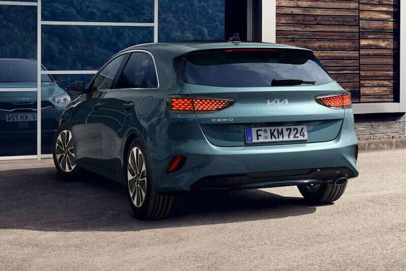 Wolf grey (grijs metallic) Nieuw 2025 Kia Ceed Hatchback | € 29.740 (Eerlijke prijs) - Afbeelding 1/3