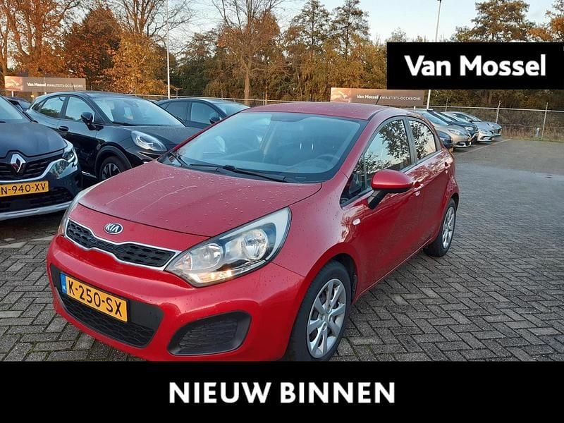 Rood Gebruikt 2014 Kia Rio Hatchback | € 6.845 (Goede deal) - Afbeelding 1/4