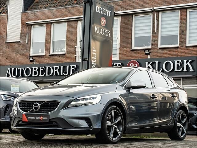 Grijs Occasion 2020 Volvo V40 R-Design Hatchback | € 19.950 (Eerlijke prijs) - Afbeelding 1/4