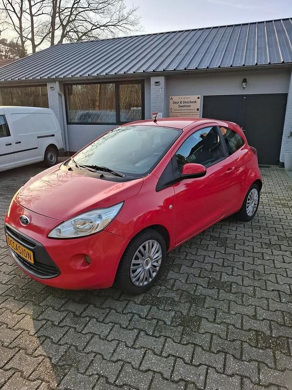 Rood (metallic) Occasion 2009 Ford Ka Trend Hatchback | € 2.950 (Eerlijke prijs) - Afbeelding 1/4