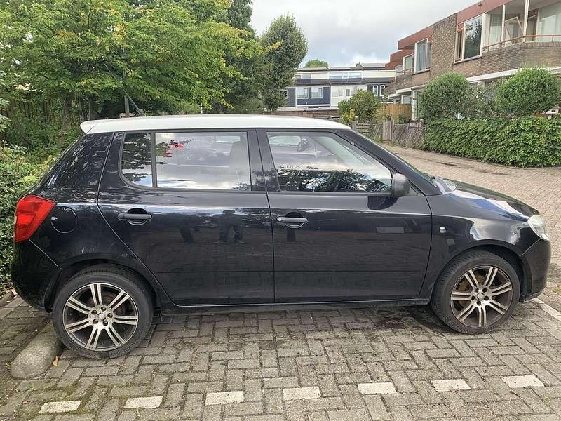 Zwart Gebruikt 2010 Skoda Fabia Drive Hatchback | € 2.750 (Goede deal) - Afbeelding 1/4