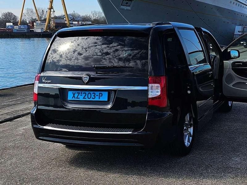 Zwart Gebruikt 2012 Lancia Voyager Silver MPV | € 6.000 - Afbeelding 1/4