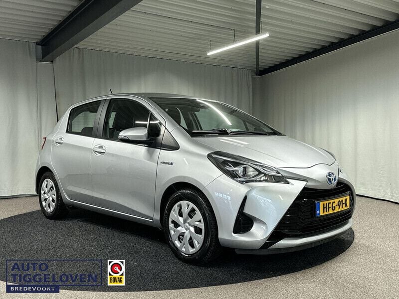 Grijs Gebruikt 2018 Toyota Yaris Hybrid Active Hatchback | € 16.195 (Eerlijke prijs) - Afbeelding 1/4