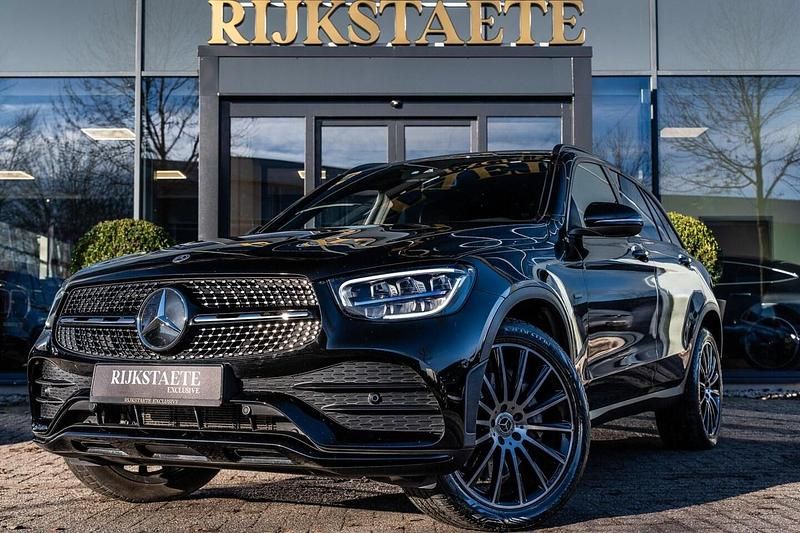 Zwart Gebruikt 2021 Mercedes GLC300e AMG line SUV | € 39.900 (Goede deal) - Afbeelding 1/4