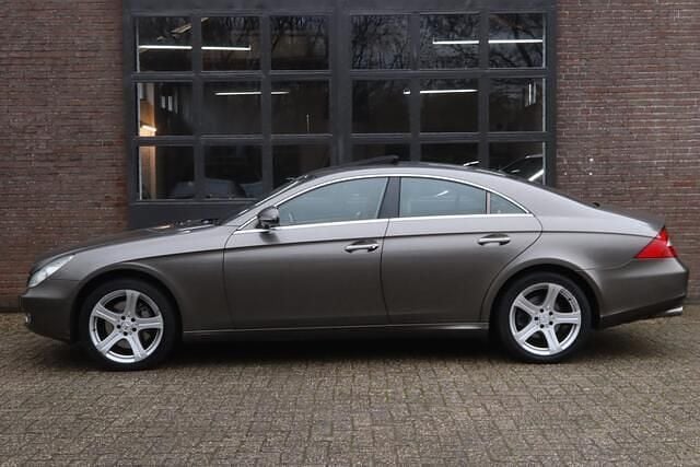 Beige (metallic) Gebruikt 2005 Mercedes CLS500 Sedan | € 11.350 (Eerlijke prijs) - Afbeelding 1/4