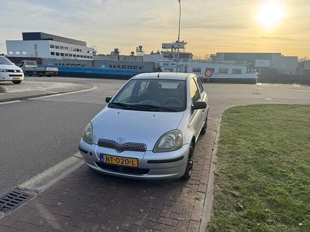 Grijs Gebruikt 2002 Toyota Yaris Sol Hatchback | € 950 (Goede deal) - Afbeelding 1/4