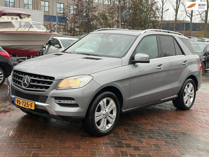 Grijs (metallic) Occasion 2013 Mercedes ML350 SUV | € 9.444 - Afbeelding 1/4
