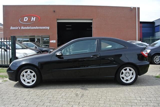 Zwart Gebruikt 2004 Mercedes C180 Coupé | € 2.699 (Eerlijke prijs) - Afbeelding 1/4